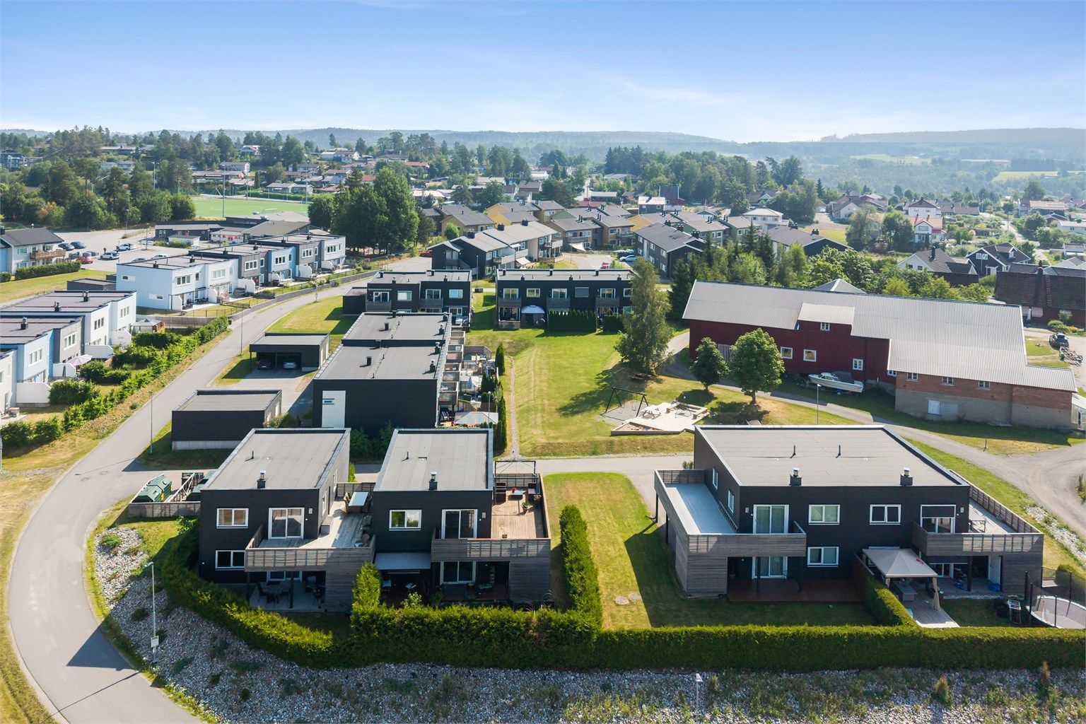 Området har barnehage, skole og idrettsanlegg innenfor gangavstand