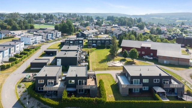 Området har barnehage, skole og idrettsanlegg innenfor gangavstand
