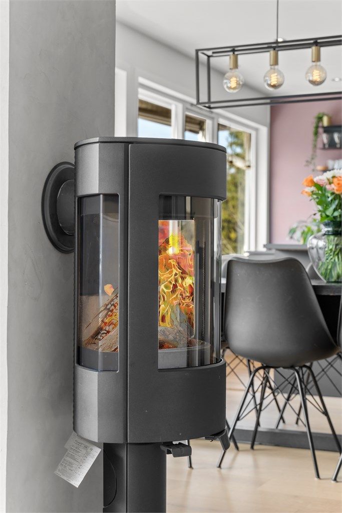 Nyere peisovn med glassdør fra 2017