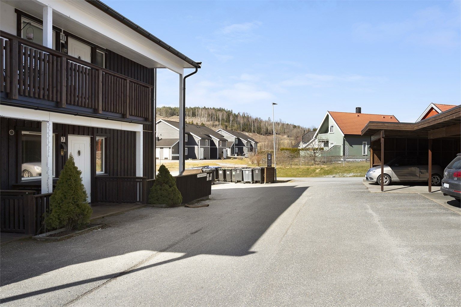 Egen biloppstillingsplass i carport med tilhørende bod på 5 m². Det er mulighet for å installere elbillader.
