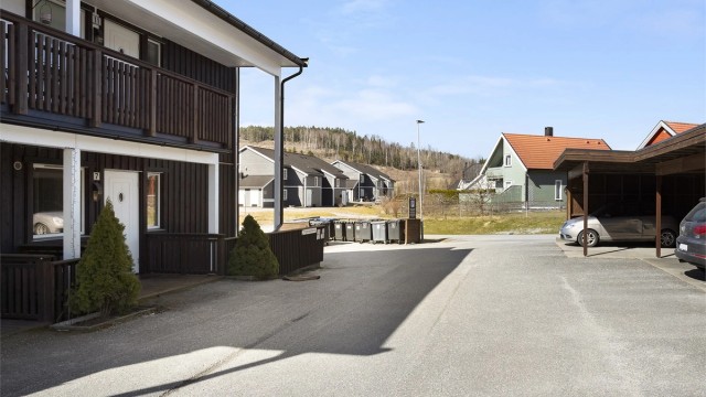 Egen biloppstillingsplass i carport med tilhørende bod på 5 m². Det er mulighet for å installere elbillader.