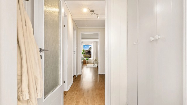 Velkommen inn. Leiligheten har også egen inngang.