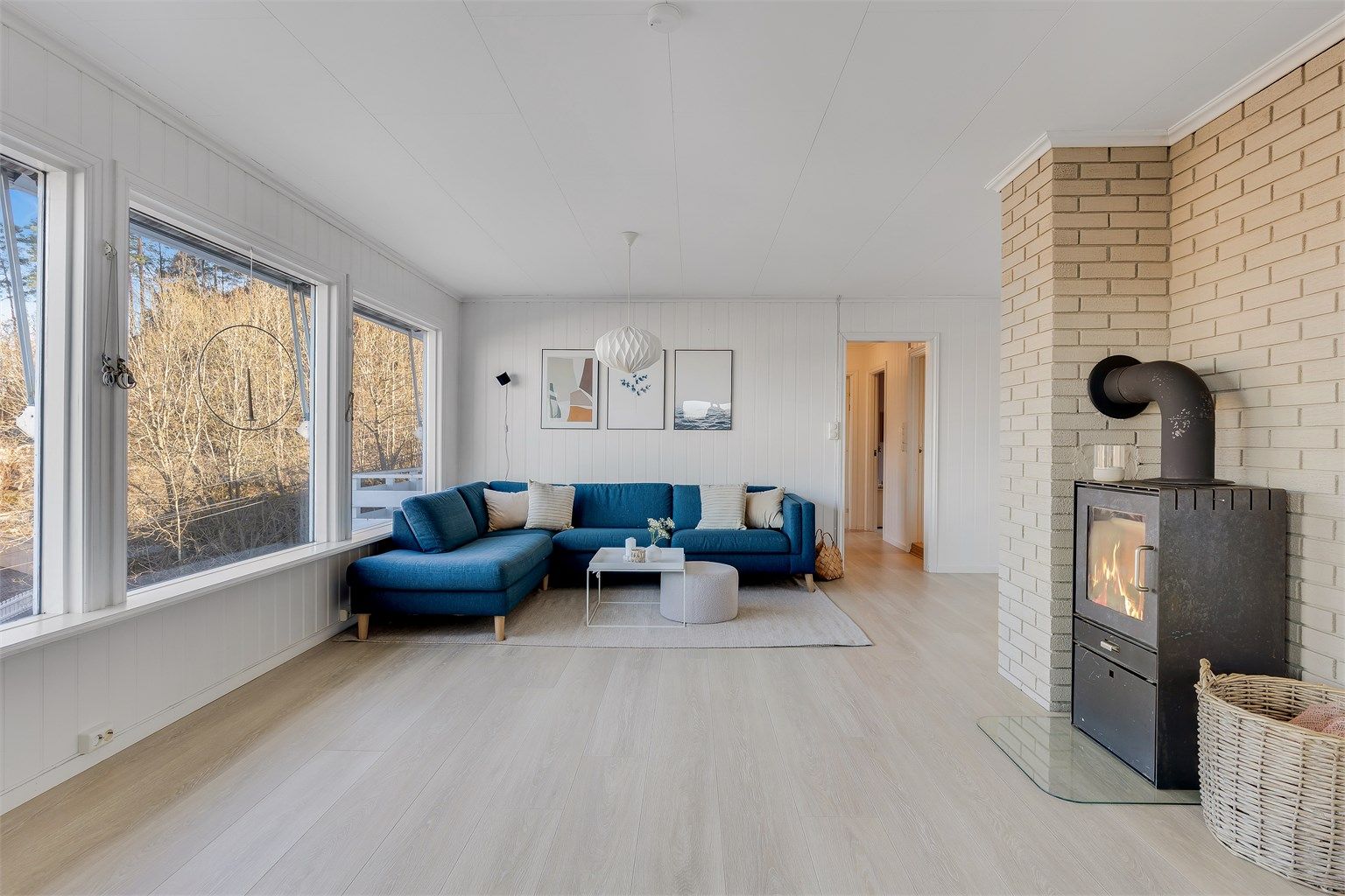 Peisovnen i stua både varmer godt og skaper stemning.