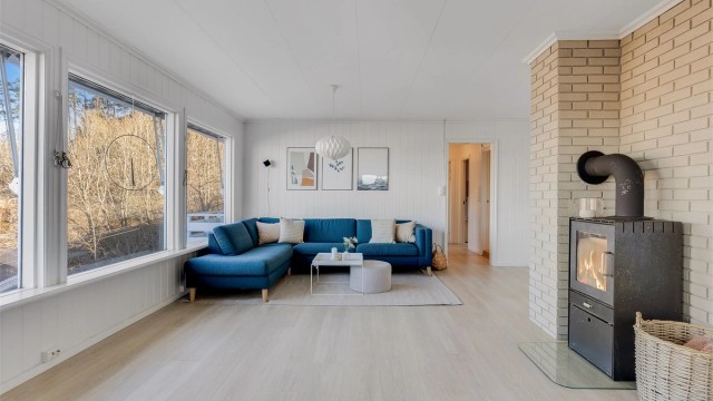 Peisovnen i stua både varmer godt og skaper stemning.