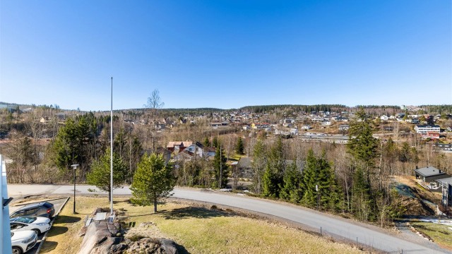 Leiligheten har en nydelig utsikt fra hovedbalkongen som ligger mot vest