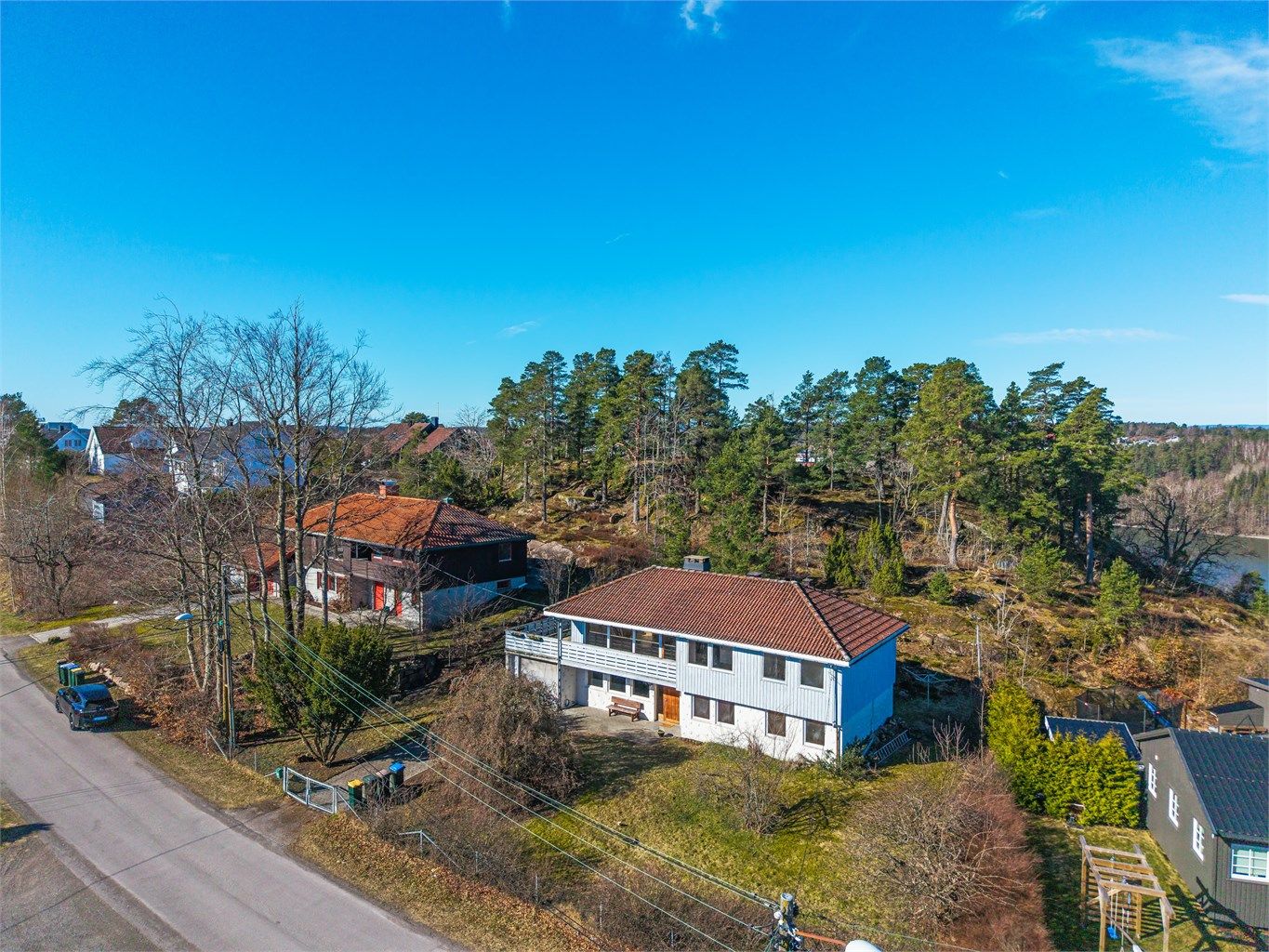 Eiendommen ligger idyllisk til i Rambergåsen, med utsikt mot fjorden.