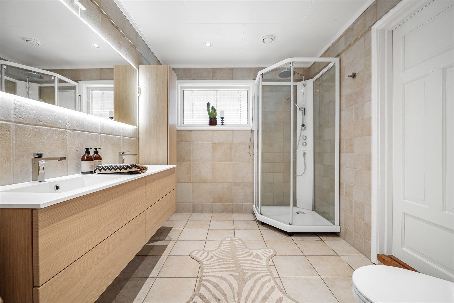 Badet har gulvvarme og ble oppgradert med ny innredning samt dusjkabinett i 2021.