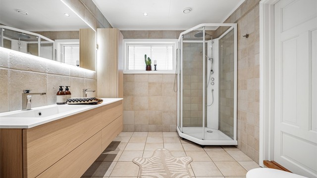 Badet har gulvvarme og ble oppgradert med ny innredning samt dusjkabinett i 2021.