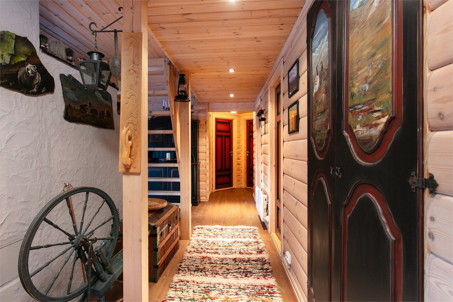 Gang med malte profilerte innerdører