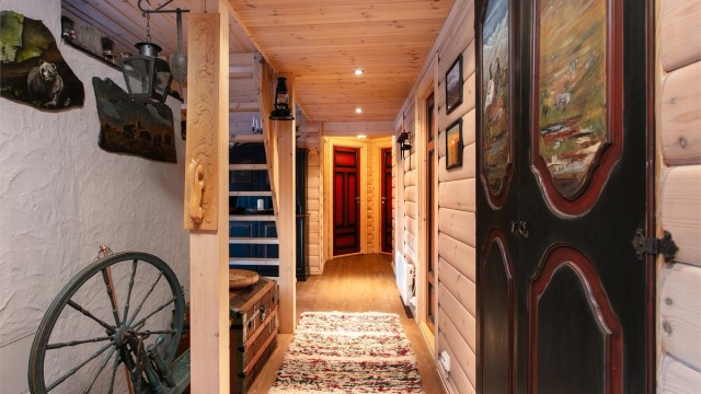 Gang med malte profilerte innerdører