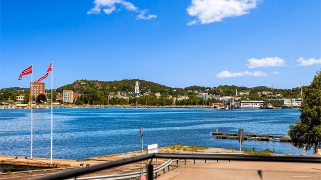 Her bor du med nydelig utsikt til Indre Havn med full kontroll over sjø og båtlivet på varme sommerdager.
