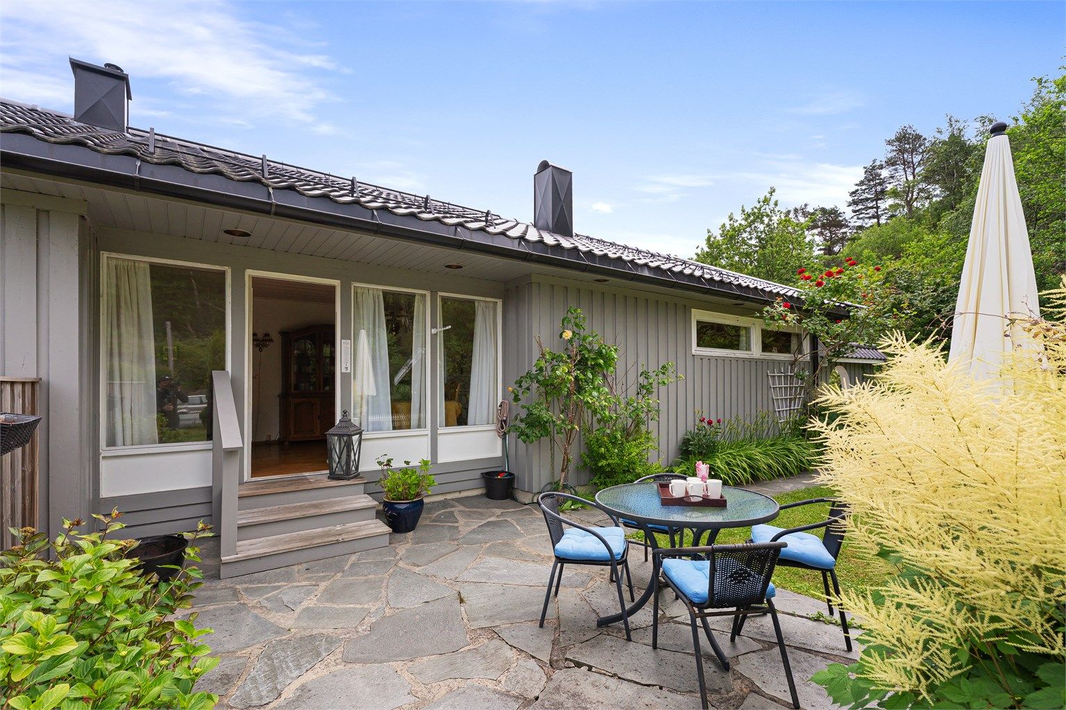 Koselig uteplass med utgang fra stue