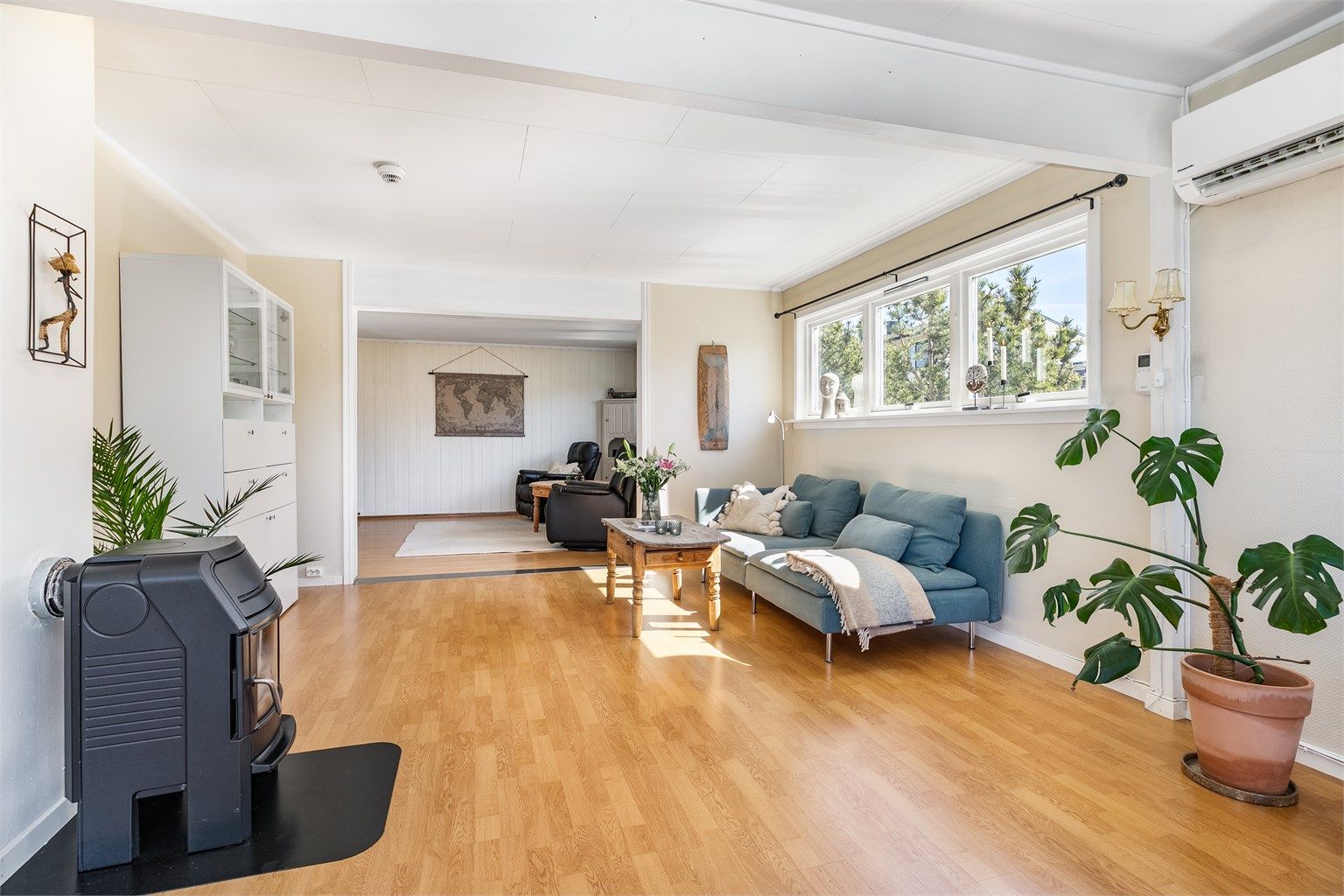 I 1991 ble boligen tilbygget med blant annet ny TV-stue. I den opprinnelige stuen ble luft-luft varmepumpe montert rundt 2022.