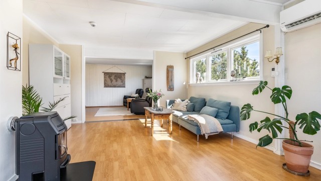 I 1991 ble boligen tilbygget med blant annet ny TV-stue. I den opprinnelige stuen ble luft-luft varmepumpe montert rundt 2022.