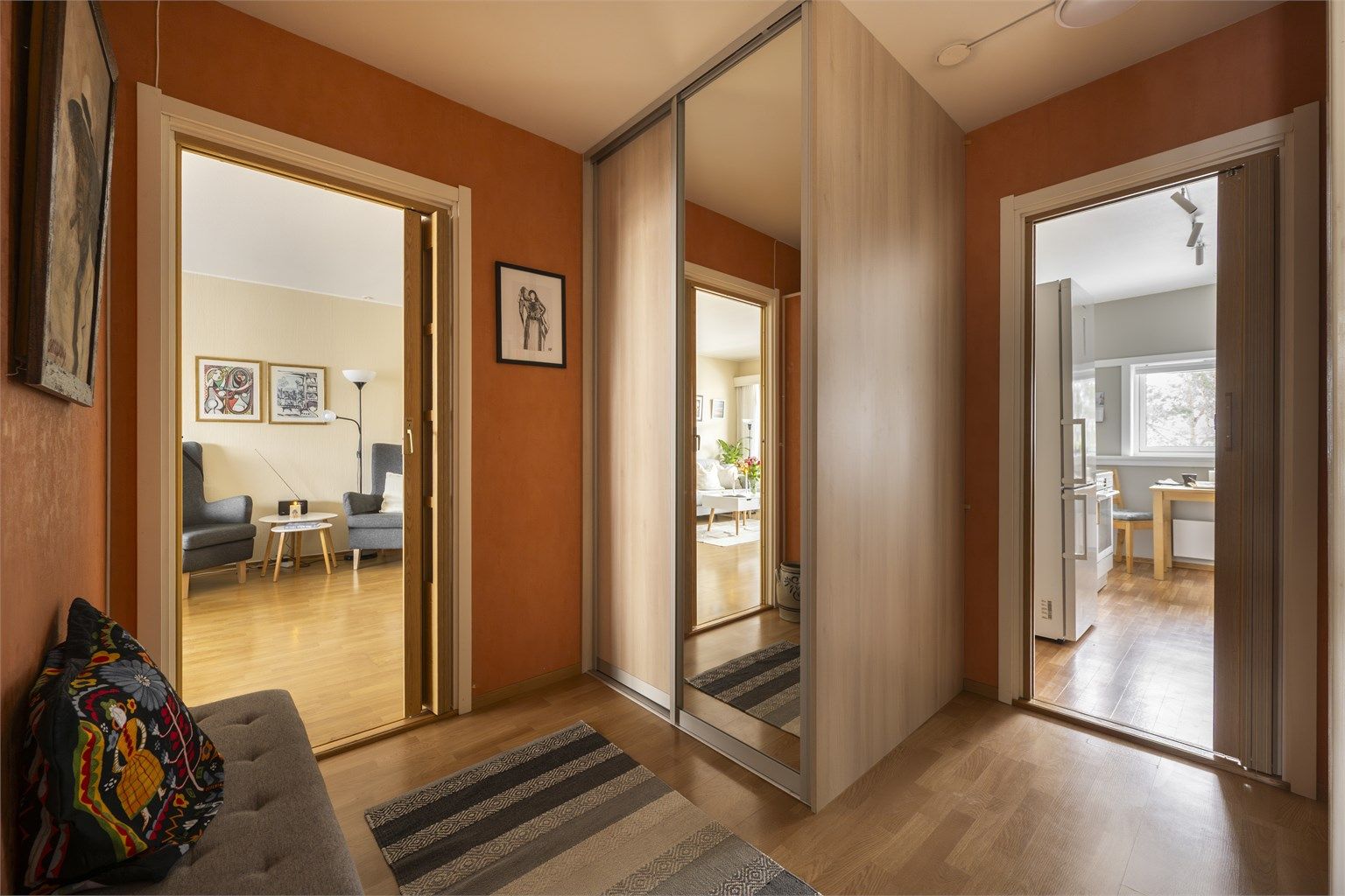 Entréen knytter boligens rom fint og sømløst sammen. Deler av entrè er opprinnelig byggemeldt som kott jf. byggetegninger 