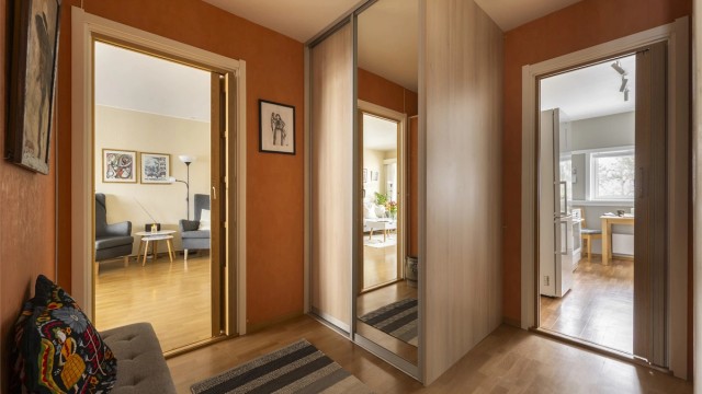 Entréen knytter boligens rom fint og sømløst sammen. Deler av entrè er opprinnelig byggemeldt som kott jf. byggetegninger