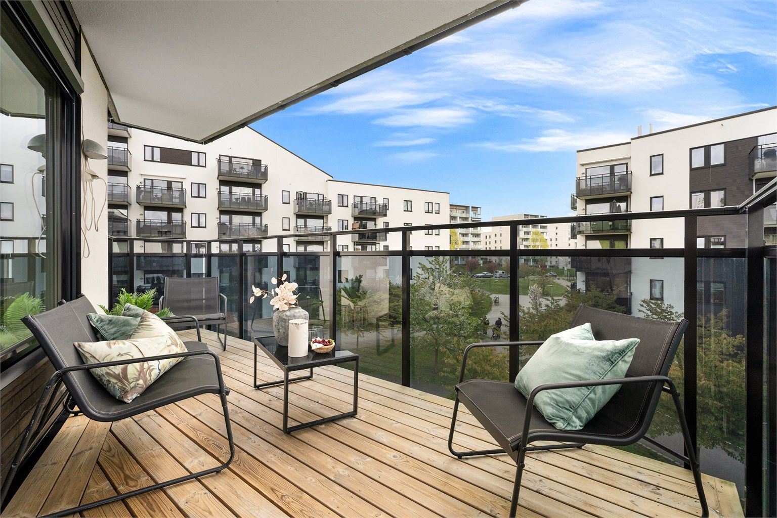 Stor solrik balkong på 10 m² med frodig utsikt