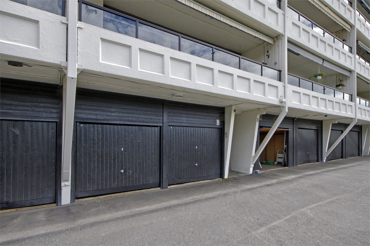 Garasje ved blokkens inngangsparti - i tillegg god plass til gjesteparkering