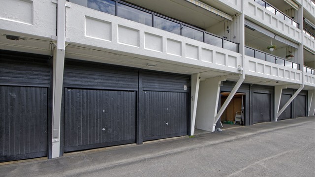 Garasje ved blokkens inngangsparti - i tillegg god plass til gjesteparkering