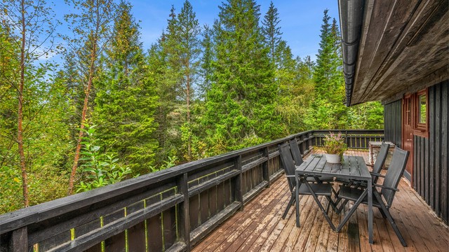 Fra stuen er det direkte utgang til en romslig terrasse på hele 47 m² – en flott forlengelse av oppholdsrommet på fine dager.