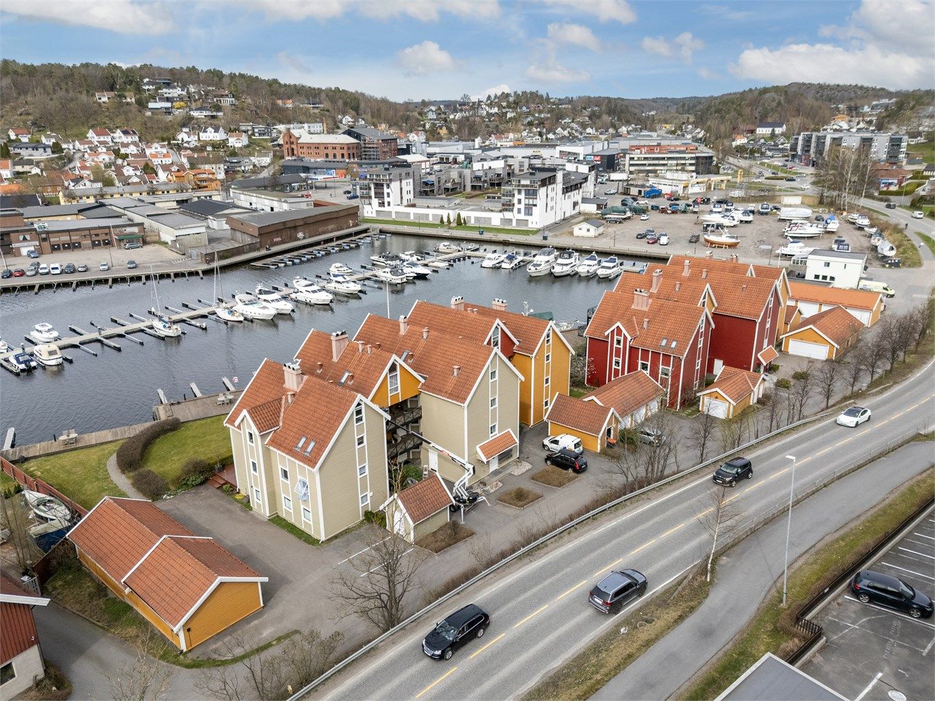 Nærområdet byr på servicetilbud som Meny Indre Havn og Apotek 1, kun en kort spasertur unna.