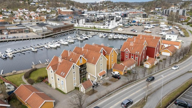 Nærområdet byr på servicetilbud som Meny Indre Havn og Apotek 1, kun en kort spasertur unna.