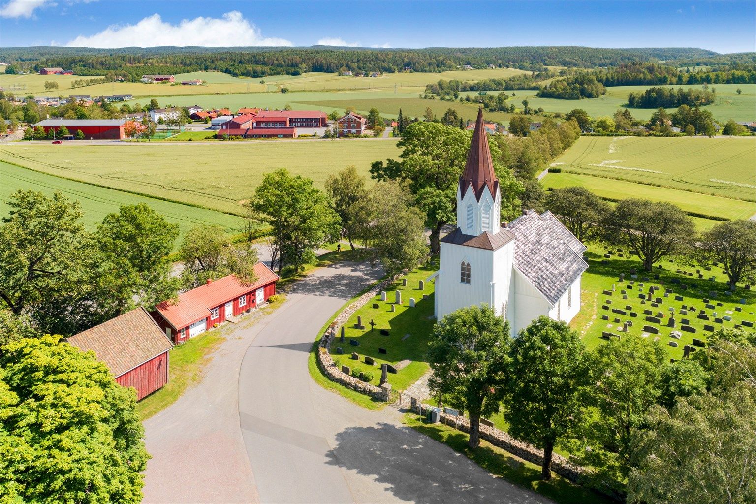 Kråkstad kirke ligger i nærområdet.