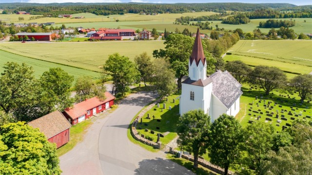 Kråkstad kirke ligger i nærområdet.