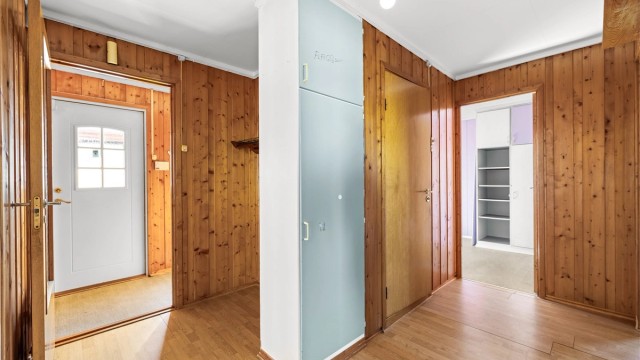 Gangen har plassbygde skap og gir tilgang til soveromsavdelingen.