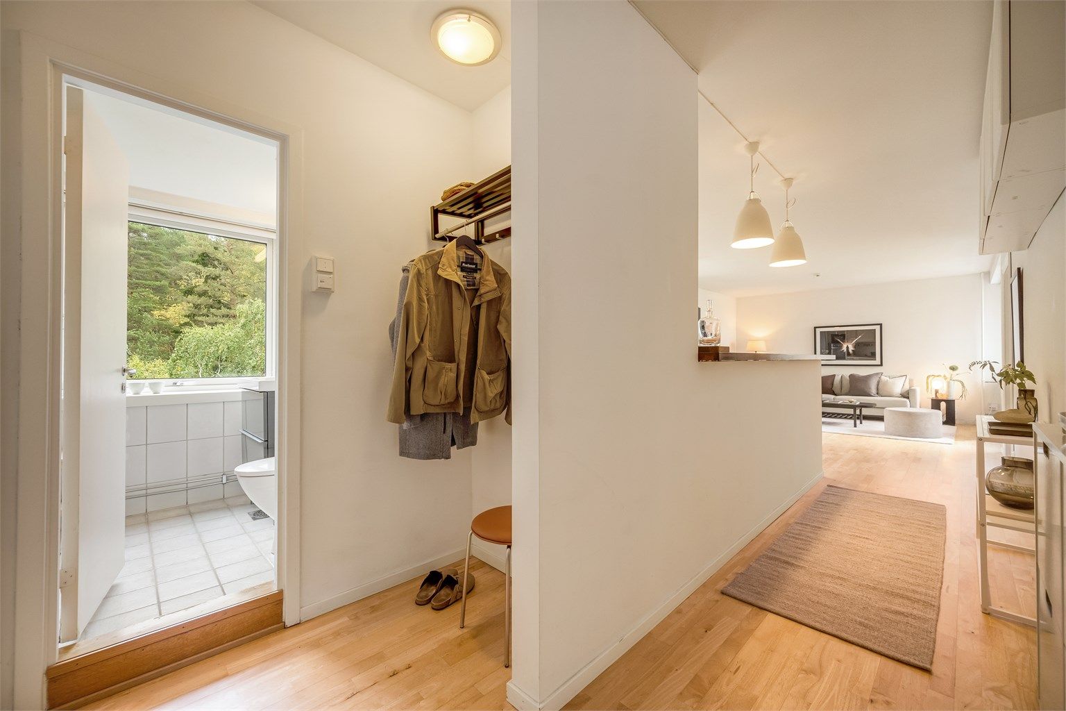 Entréen har plass til klesoppheng og enkel adkomst til både bad og stue. Praktisk kott i bakkant. Foto: Martine Eren Jacobsen