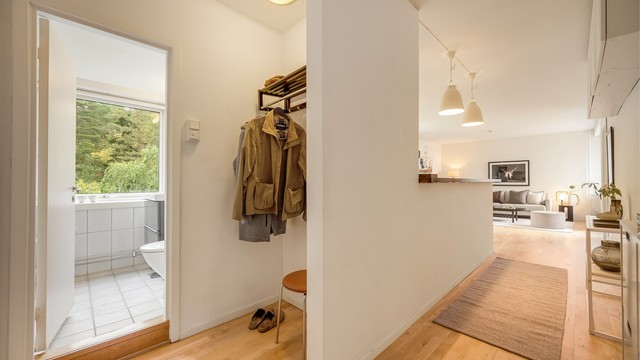 Entréen har plass til klesoppheng og enkel adkomst til både bad og stue. Praktisk kott i bakkant. Foto: Martine Eren Jacobsen