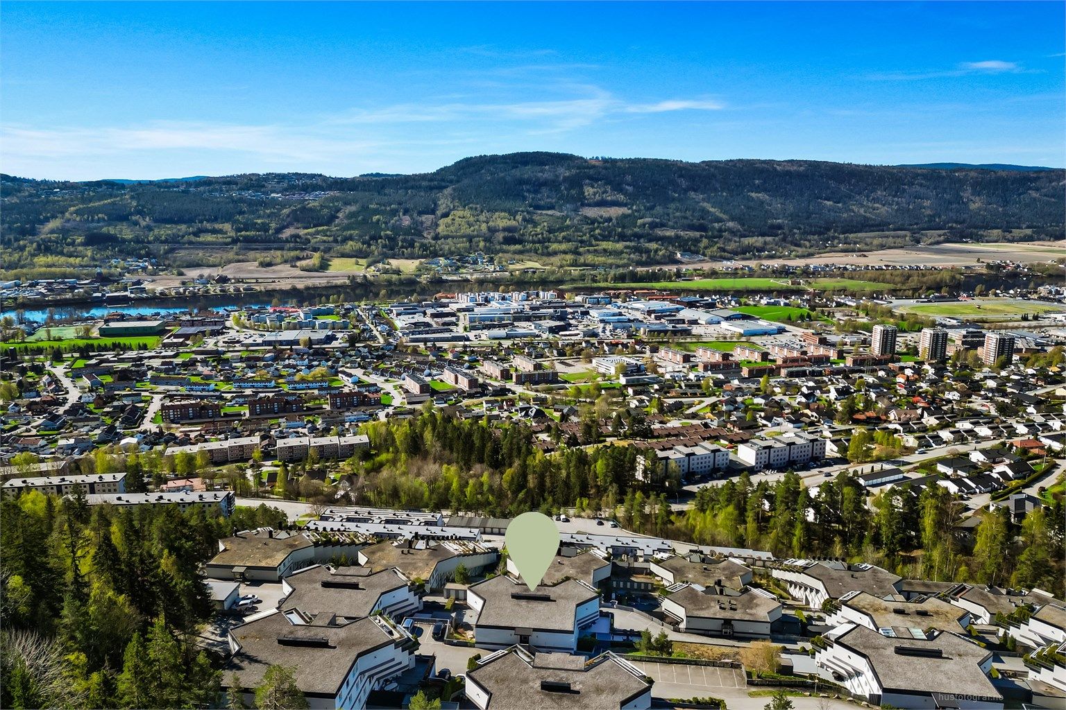 Her bor du med umiddelbar nærhet til Drammensmarka, med turstier, lysløyper og Skimore Drammen bare 1 km unna.