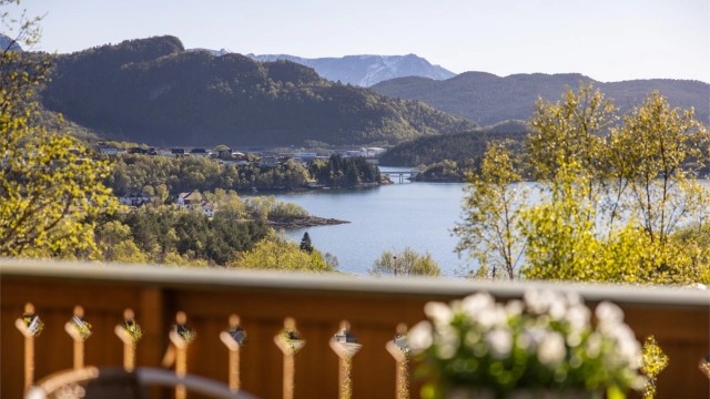 En enebolig med flere uteområder, nydelig utsikt og gode solforhold