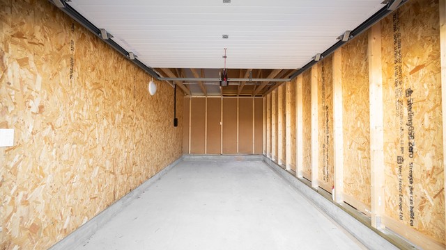 Garasjeplassen som medfølger boligen er på ca. 17 m² og er utstyrt med elektrisk og fjernstyrt portåpner.