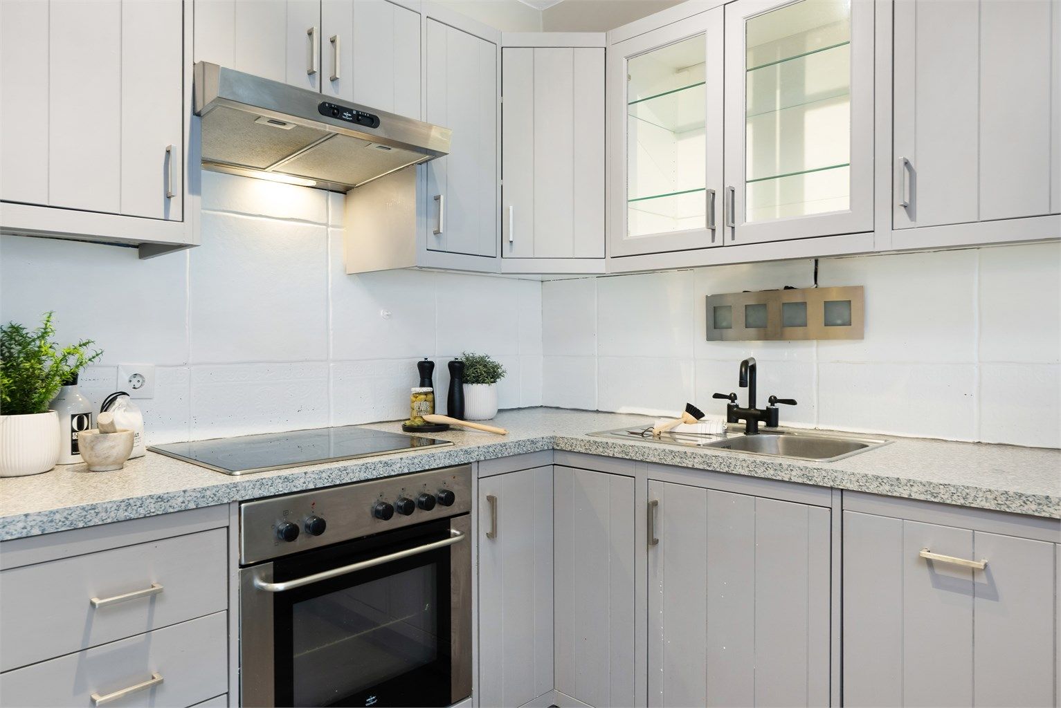 Mye skap- og benkeplass. 