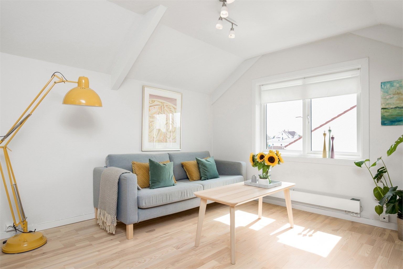 Stue med luftig atmosfære og naturlig lys.