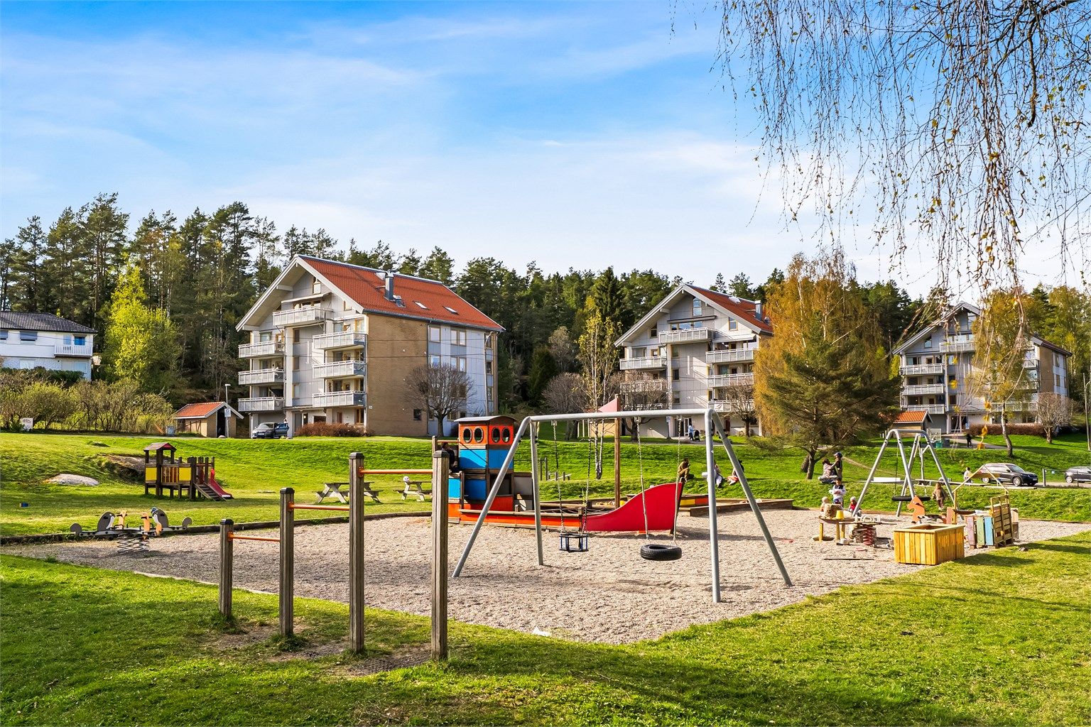 Nabolaget er svært barnevennlig og flere lekeplasser i nærheten- med kort avstand til butikker, buss, barnehage og skoler 