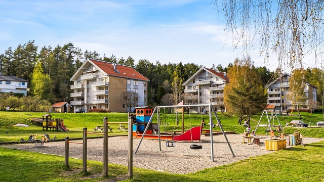Nabolaget er svært barnevennlig og flere lekeplasser i nærheten- med kort avstand til butikker, buss, barnehage og skoler