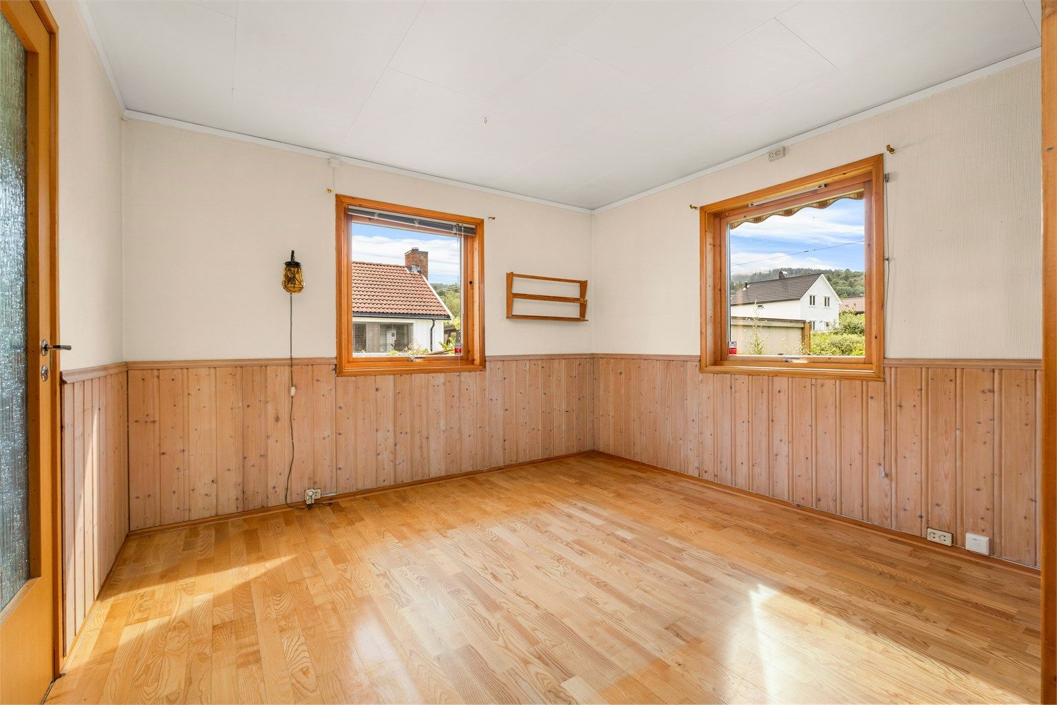 Fin stuedel med plass til spisebord og naturlig forbindelse mot kjøkkenet.