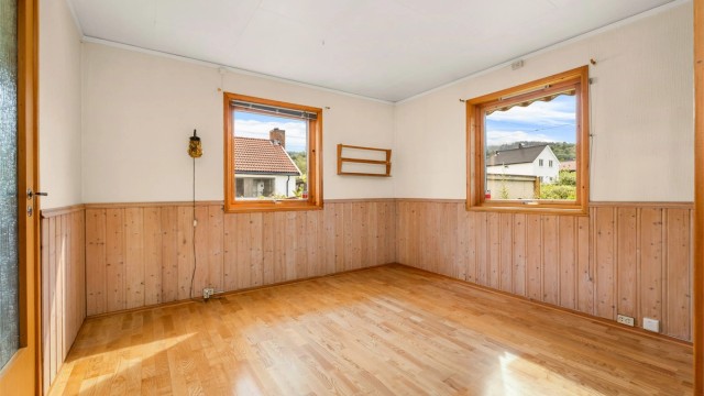 Fin stuedel med plass til spisebord og naturlig forbindelse mot kjøkkenet.