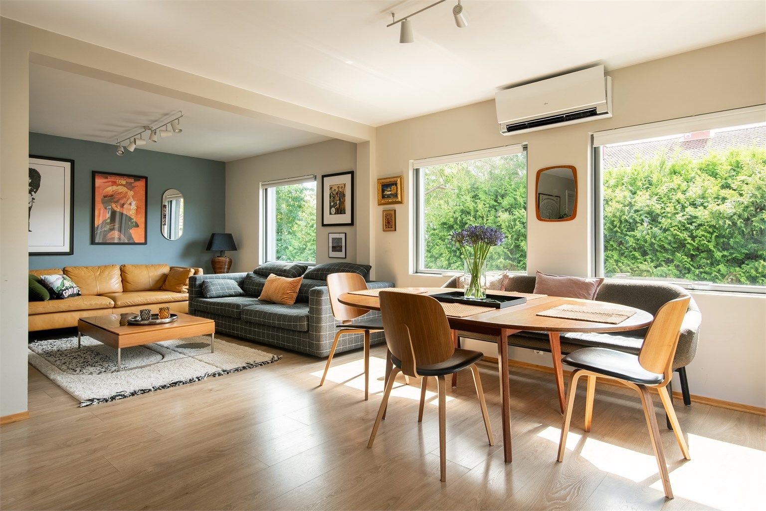 Stuen har god plass til både sofagruppe og spisebord.