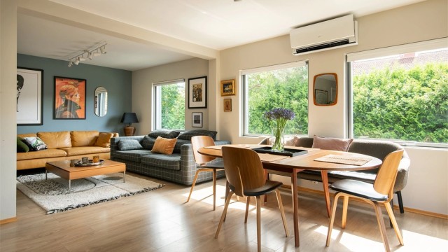 Stuen har god plass til både sofagruppe og spisebord.