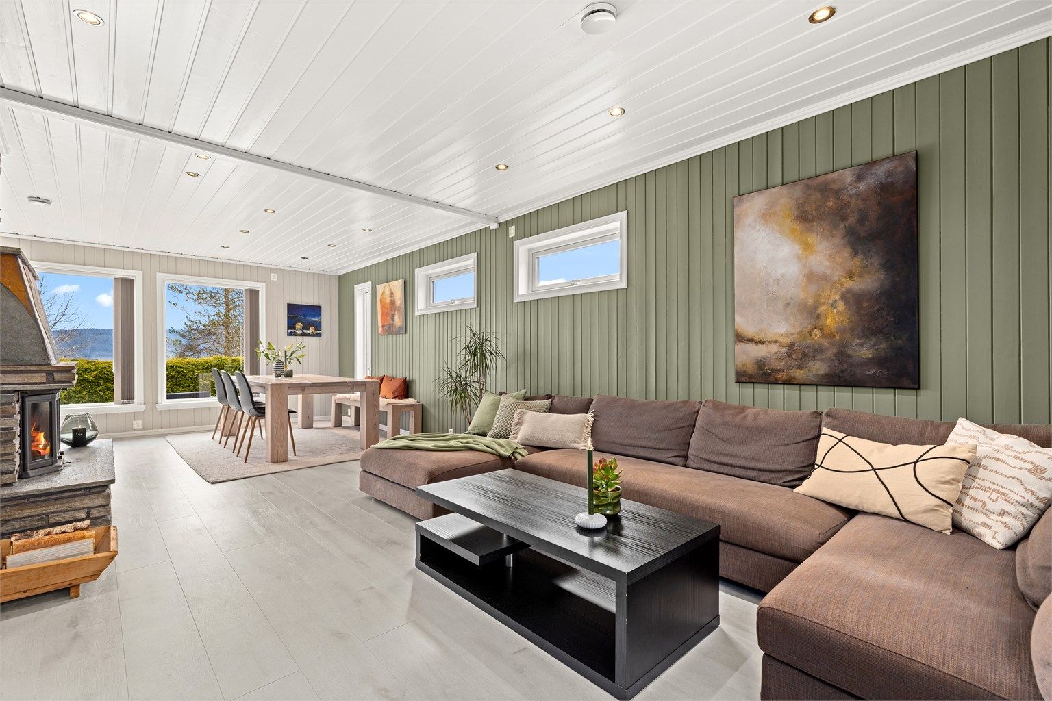 Romslig stue i vinkelform med flott plass til både sofakrok og spisestueplass mm