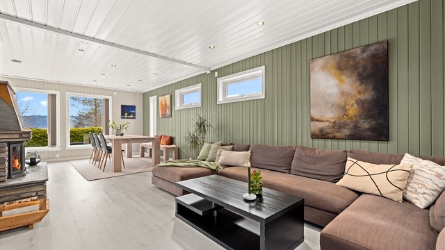 Romslig stue i vinkelform med flott plass til både sofakrok og spisestueplass mm