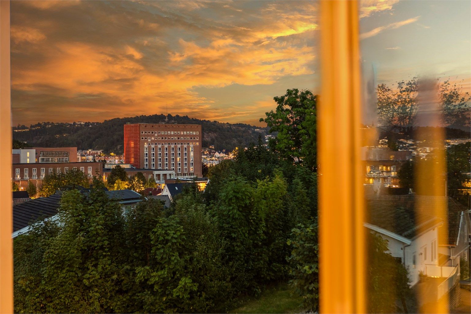 Utsyn fra boligens 2. etasje. Hvis bylivets gleder med shopping, kafébesøk og restaurantopplevelser frister, er det kun få minutters gange til sentrum og Indre Havn.