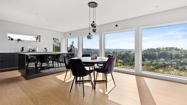 Stor og åpen løsning med store vindusflater mot en vanvittig flott utsikt!