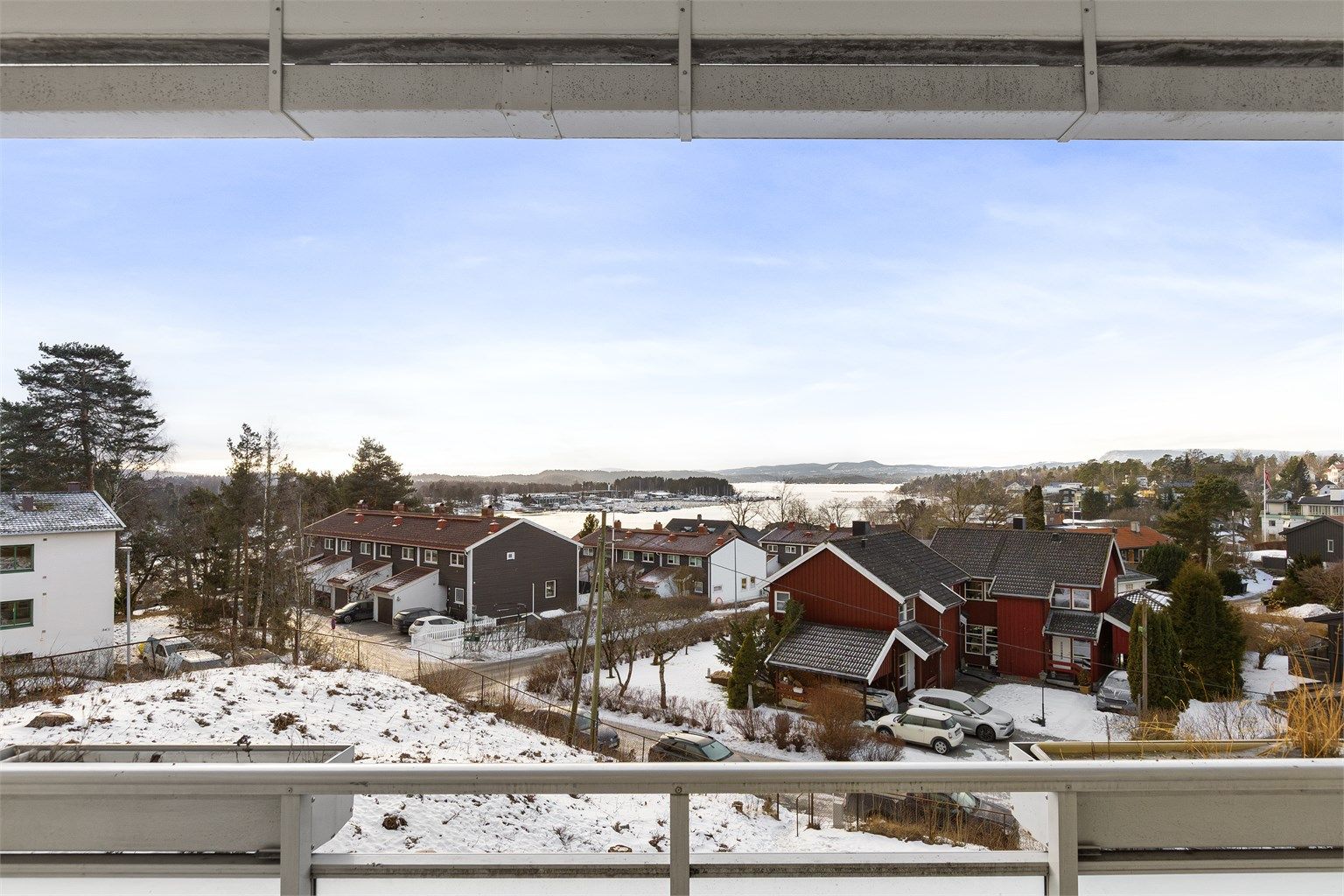 Leiligheten ligger i et etablert og rolig boligområde.