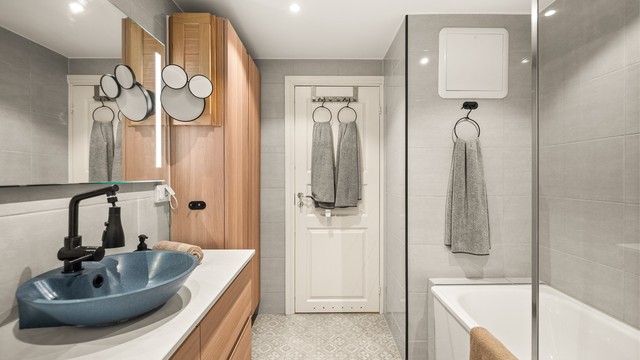 Badet har rør-i-rør-system med fordelerskap i veggen. Svært godt med lagringsplass med både servantinnredning og vegghengt skap.