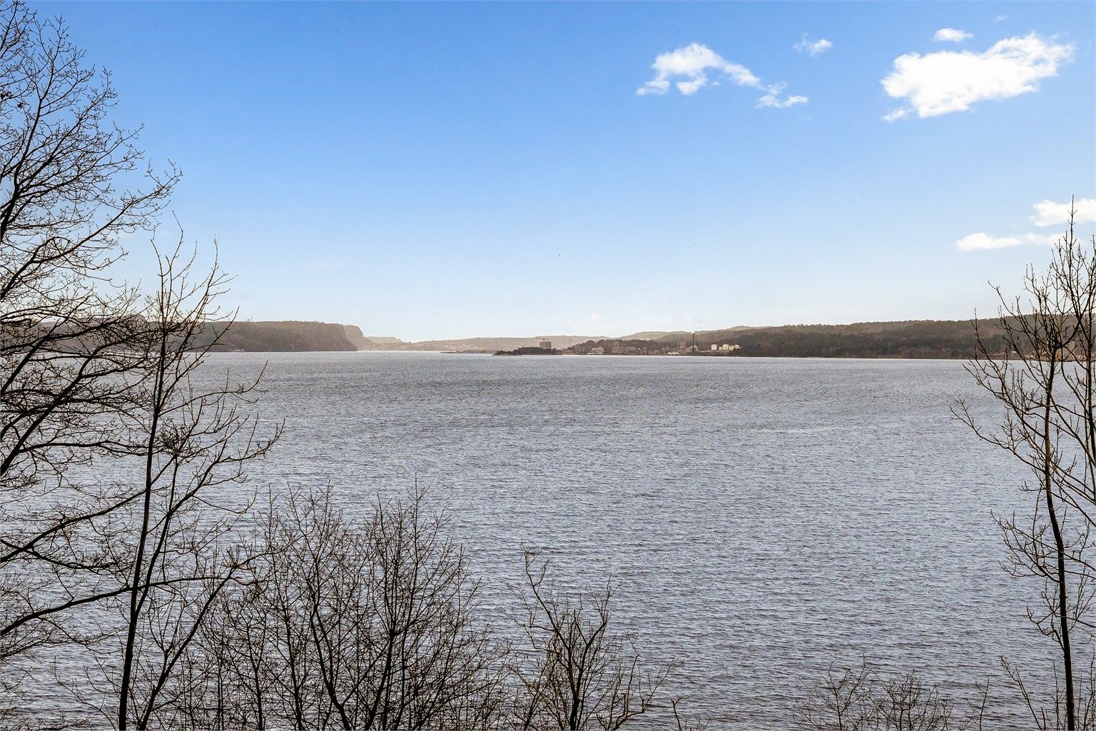 Vidstrakt utsikt utover sjøen.