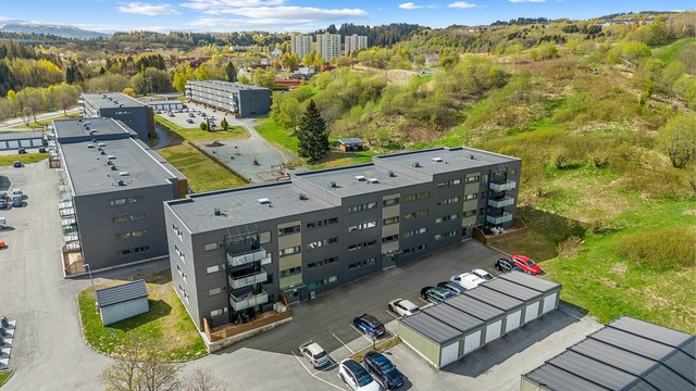 Romolslia er omkranset av flotte tur- og rekreasjonsområder, og har direkte nærhet til marka. Gang- og sykkelveier leder videre mot Bymarka, som byr på et stort utvalg turmuligheter sommer som vinter.